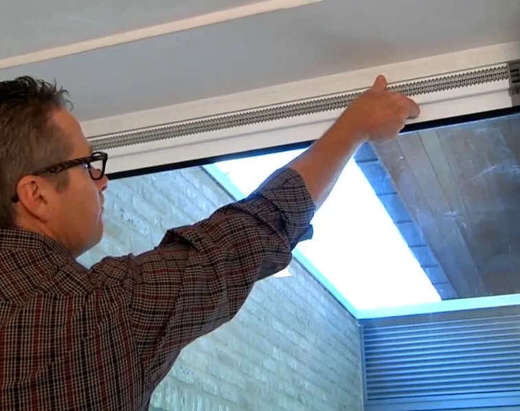 Installation d'une grille de ventilation au-dessus d'une fenêtre