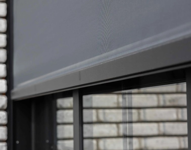 Détail d'un screen solaire sur une baie vitrée