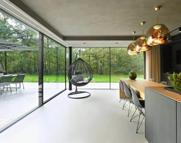 Séjour lumineux avec baies vitrées en aluminium