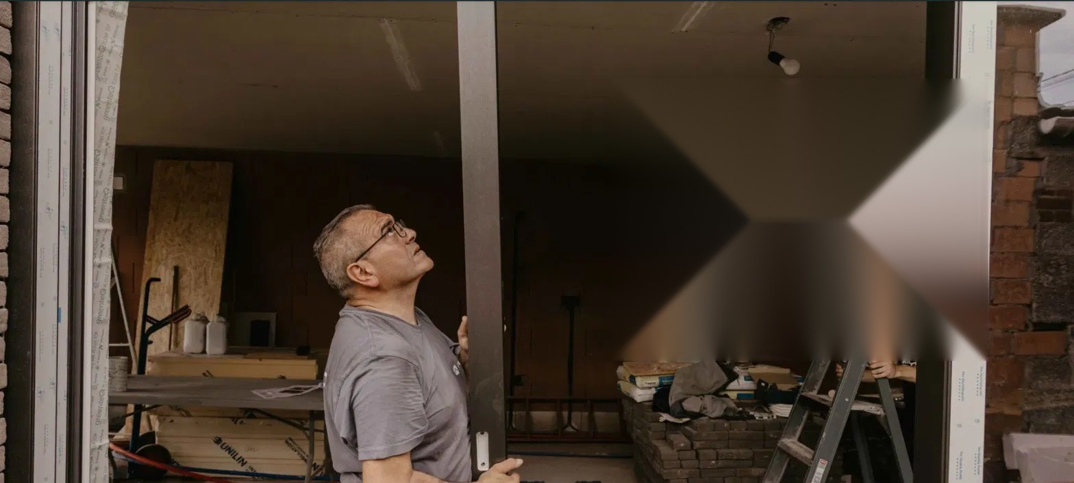Installation d'une fenêtre par un poseur CR Consult