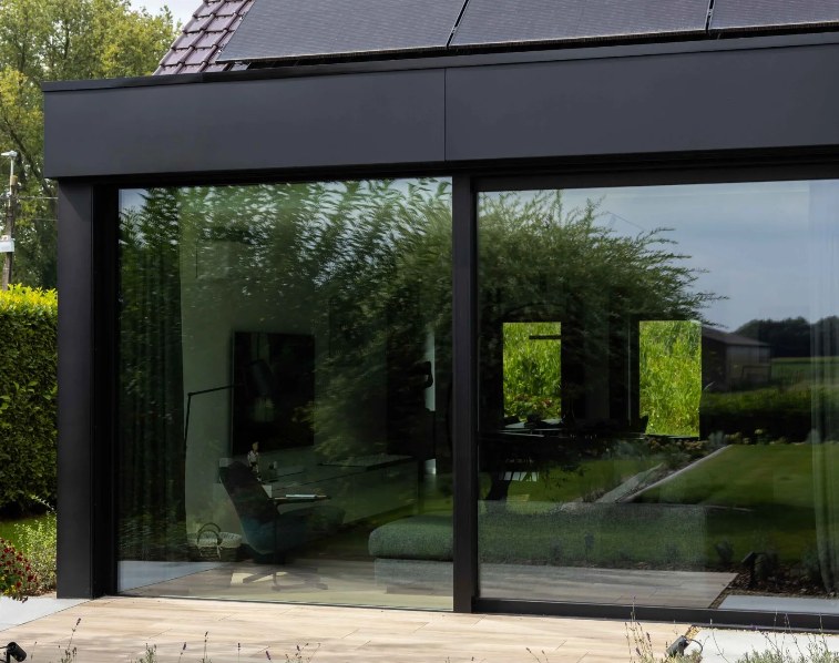 Véranda avec fenêtres coulissantes en aluminium noir