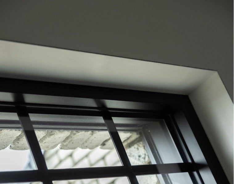 Détail d'une fenêtre en aluminium noir