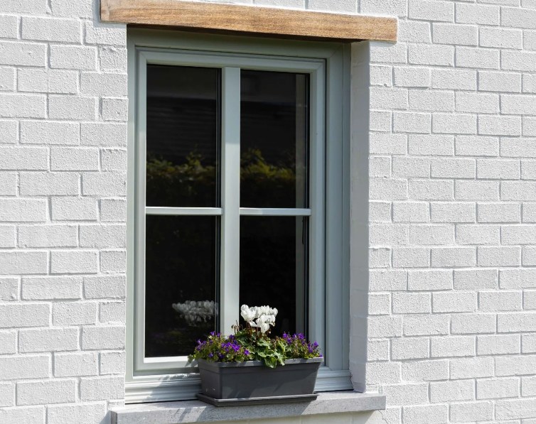 Fenêtre en PVC avec jardinière fleurie