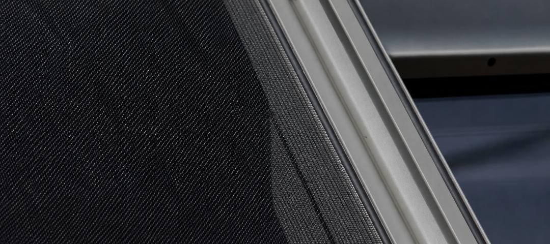 Détail d'un screen et d'un rail de fenêtre coulissante