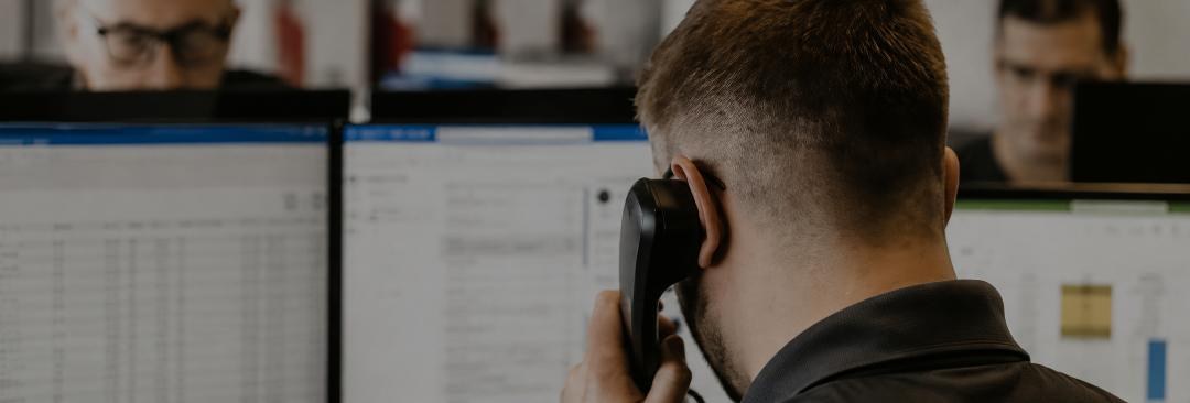 Collaborateur au téléphone au bureau