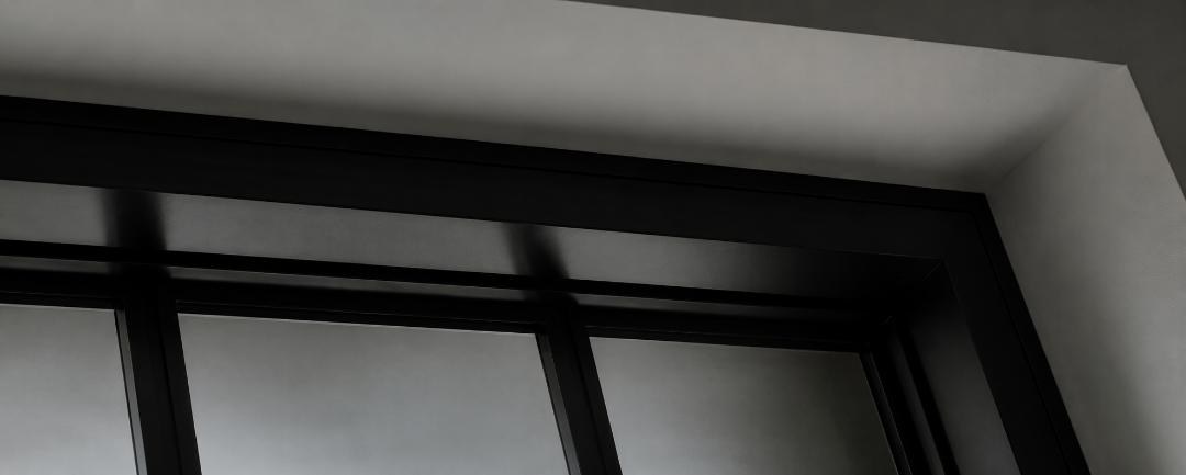 Détail d'une fenêtre en aluminium noir