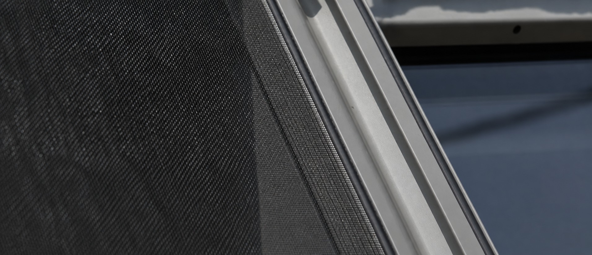 Détail d'une moustiquaire sur une fenêtre en aluminium