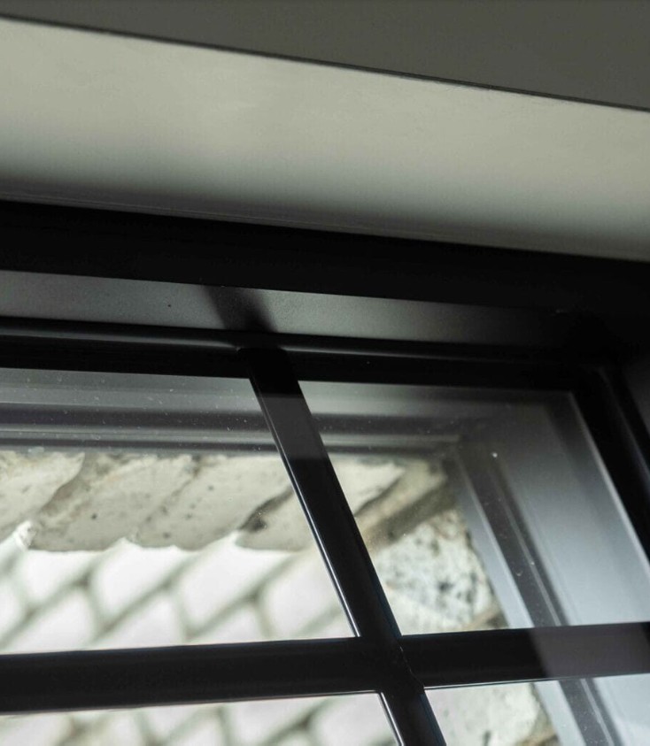 Détail d'une fenêtre en aluminium noir