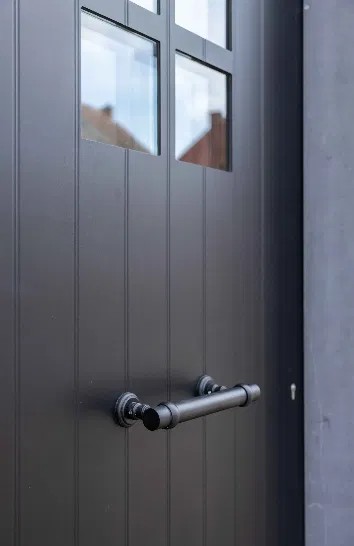Détail de la poignée de porte en aluminium