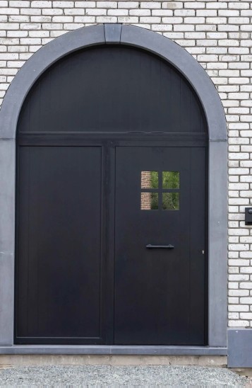 Porte en aluminium arrondie avec petit-bois
