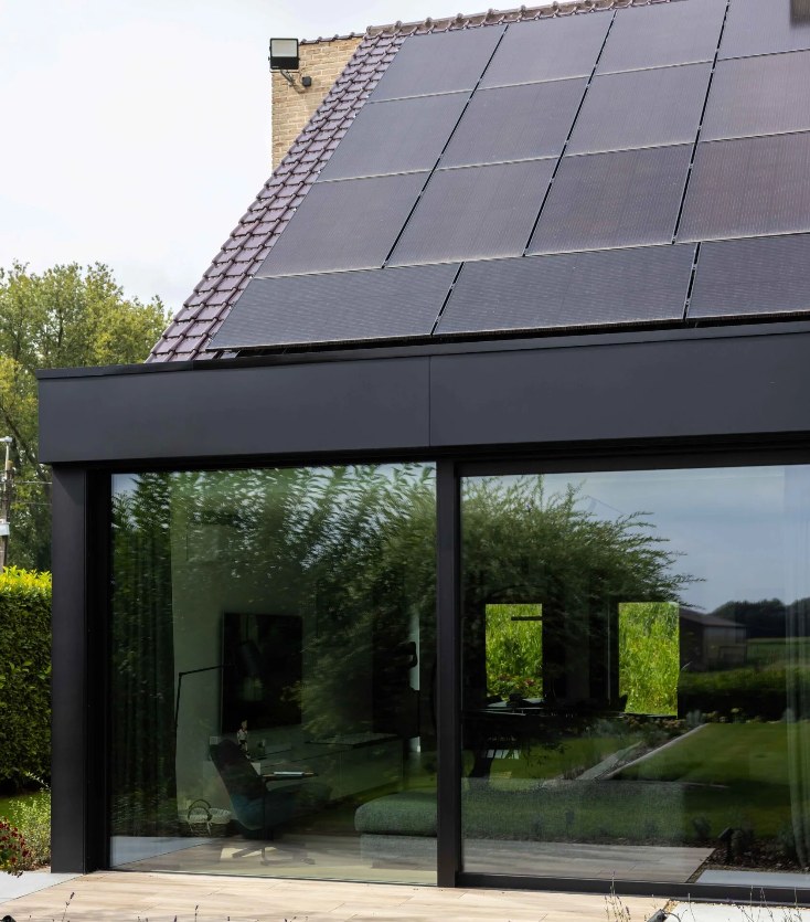 Fenêtre coulissante en aluminium avec panneaux solaires