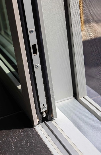 Détail de la serrure de fenêtre coulissante en PVC