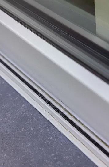 Détail du rail de fenêtre coulissante en PVC