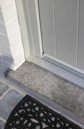 Détail du seuil de porte en PVC