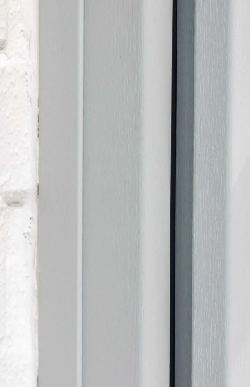 Détail du profilé de fenêtre en PVC gris agate
