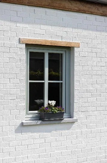 Fenêtre en PVC avec jardinière fleurie