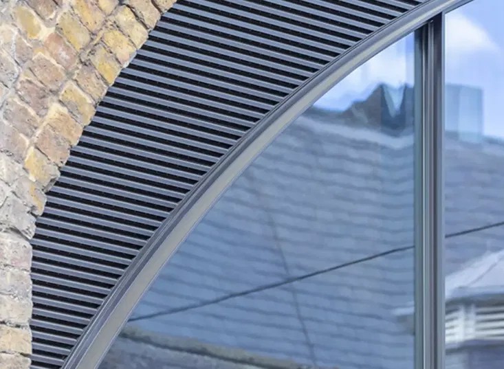 Grilles de ventilation sur mesure - fenêtre cintrée