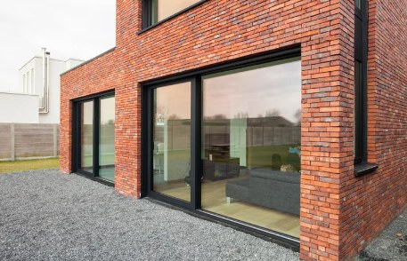 Fenêtre coulissante Notus sur façade en brique