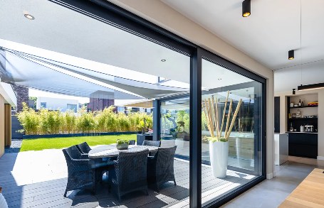 Porte coulissante S141 donnant sur une terrasse