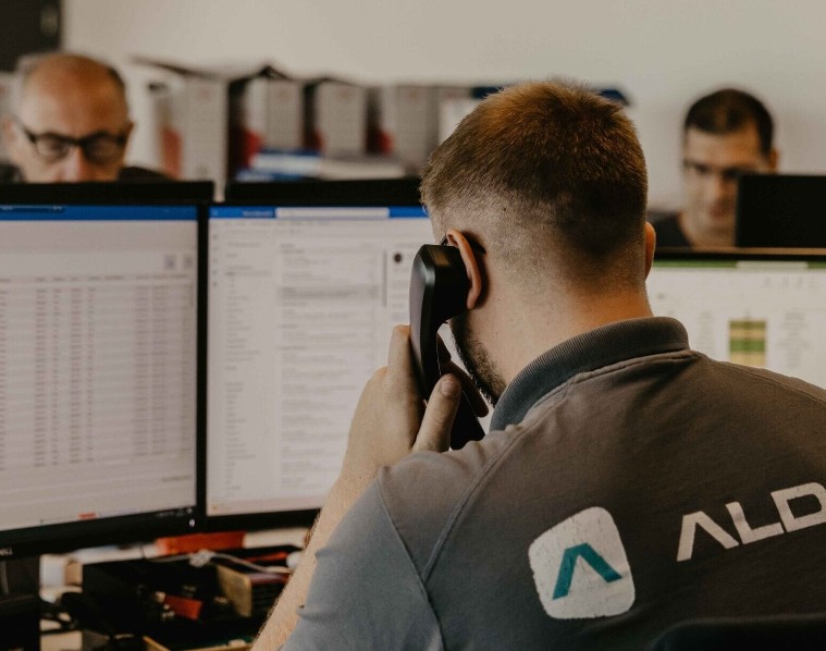 Collaborateur au téléphone à son bureau