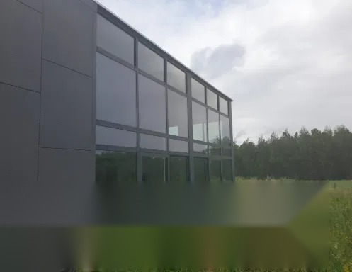 Façade vitrée moderne avec fenêtres coulissantes