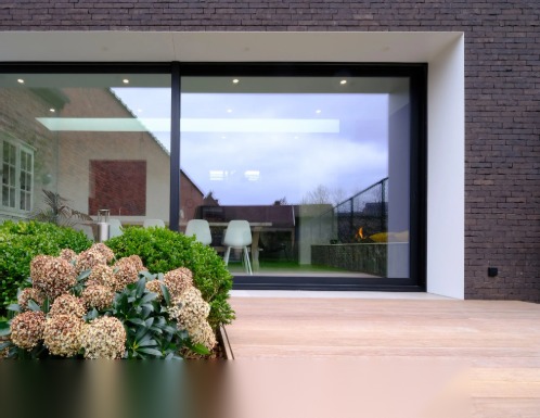 Fenêtres coulissantes en aluminium donnant sur terrasse